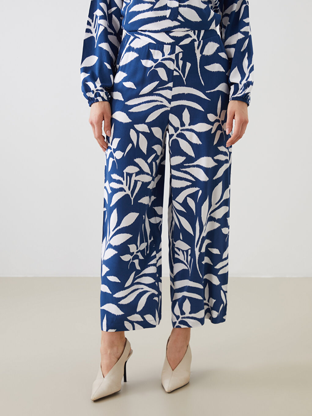 Elasticated Waist Floral Women's Capri-1