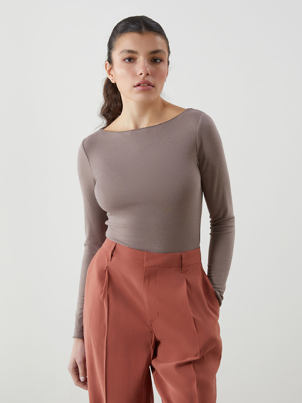 Kahverengi Kayık Yaka Kadın Tişört