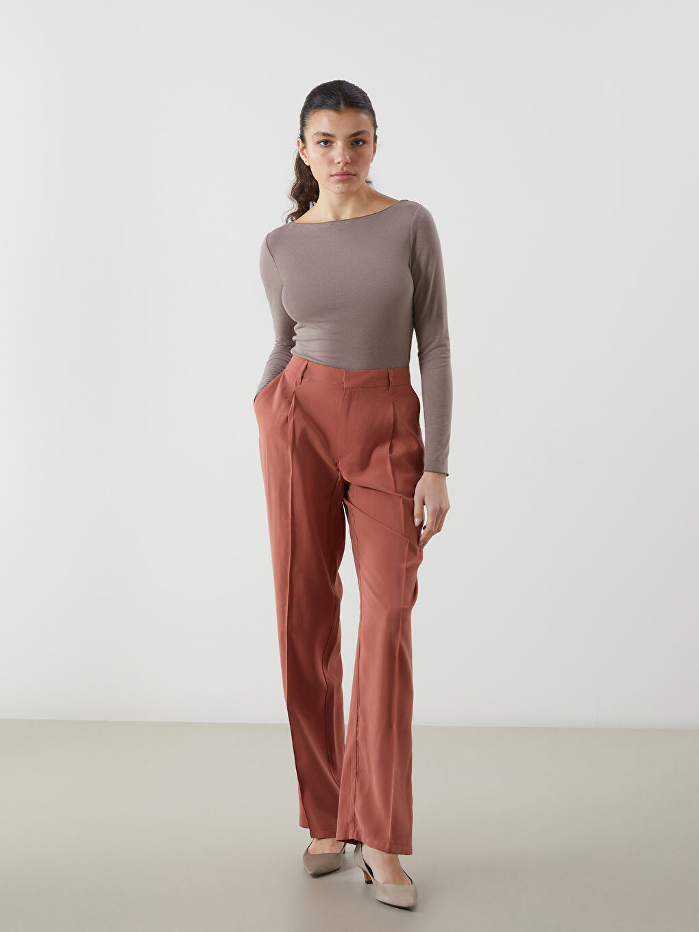 Kahverengi Kayık Yaka Kadın Tişört-1