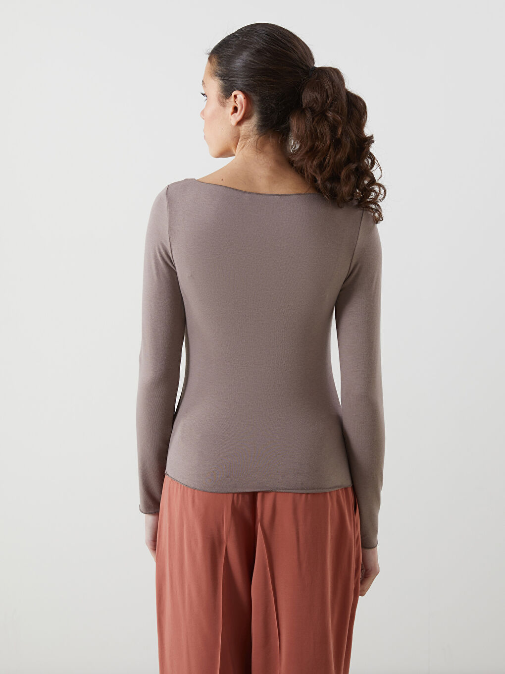 Kahverengi Kayık Yaka Kadın Tişört-3