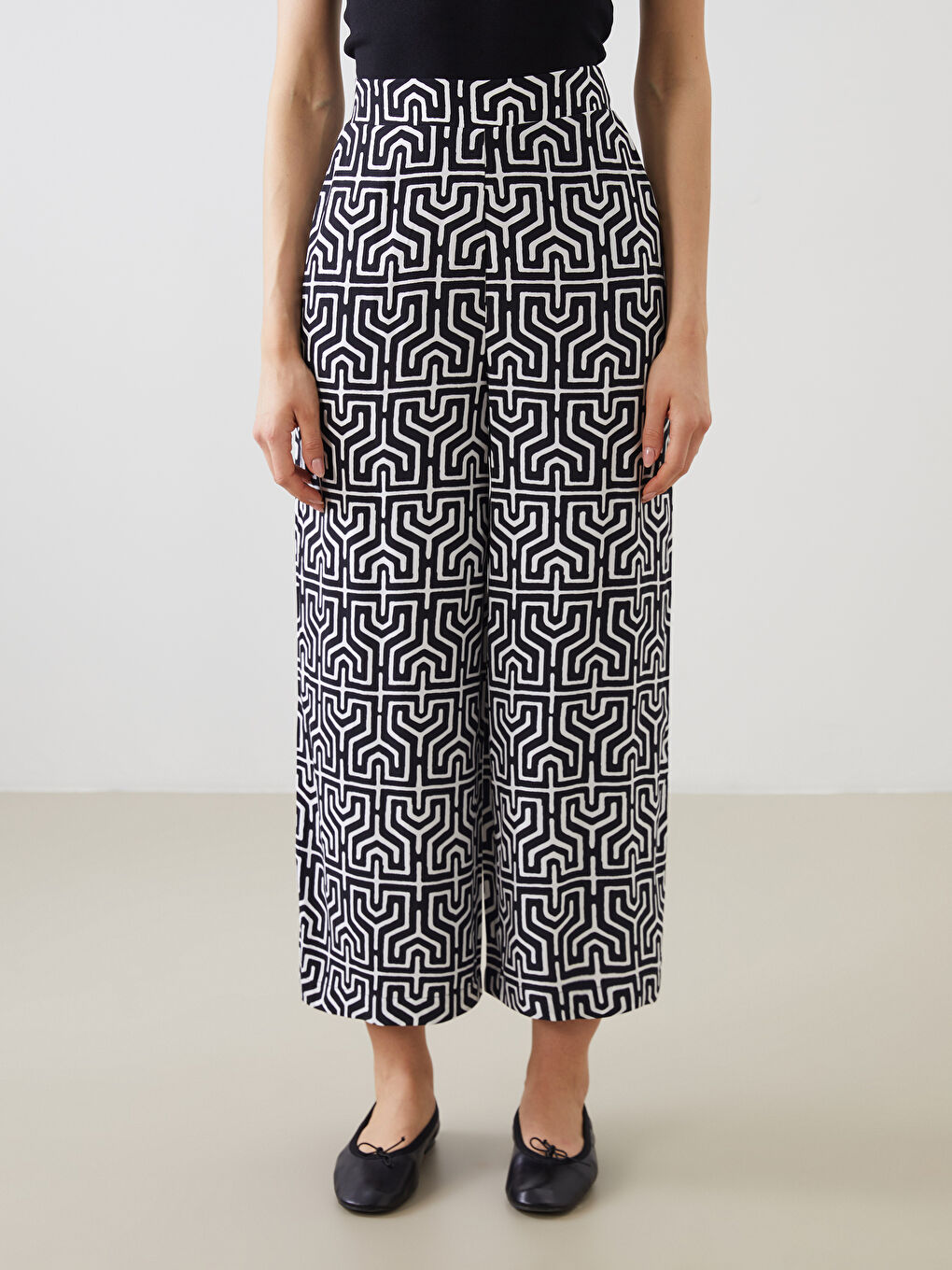 Patterned Women's Capri with Elastic Waist-1