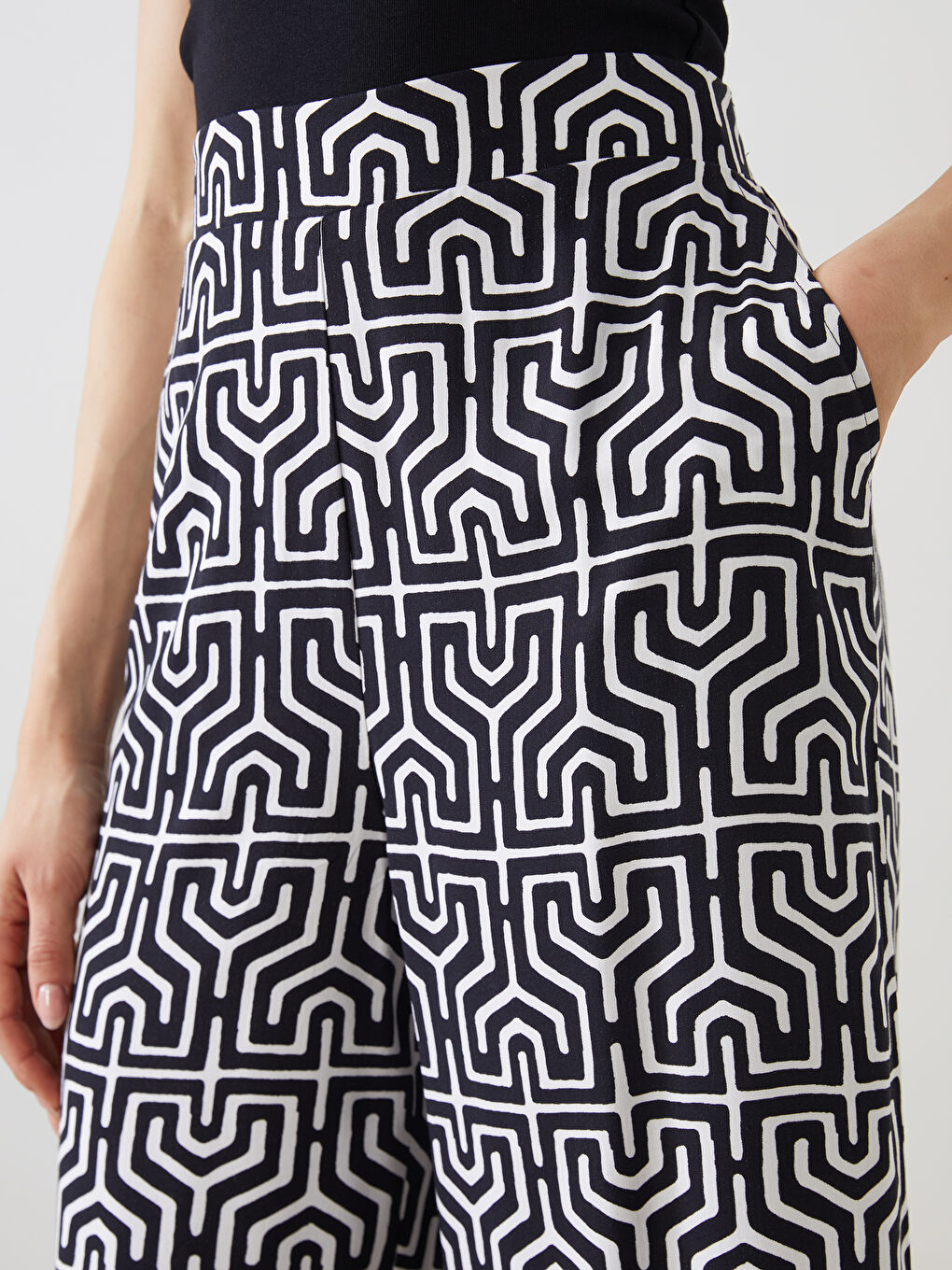 Patterned Women's Capri with Elastic Waist-2