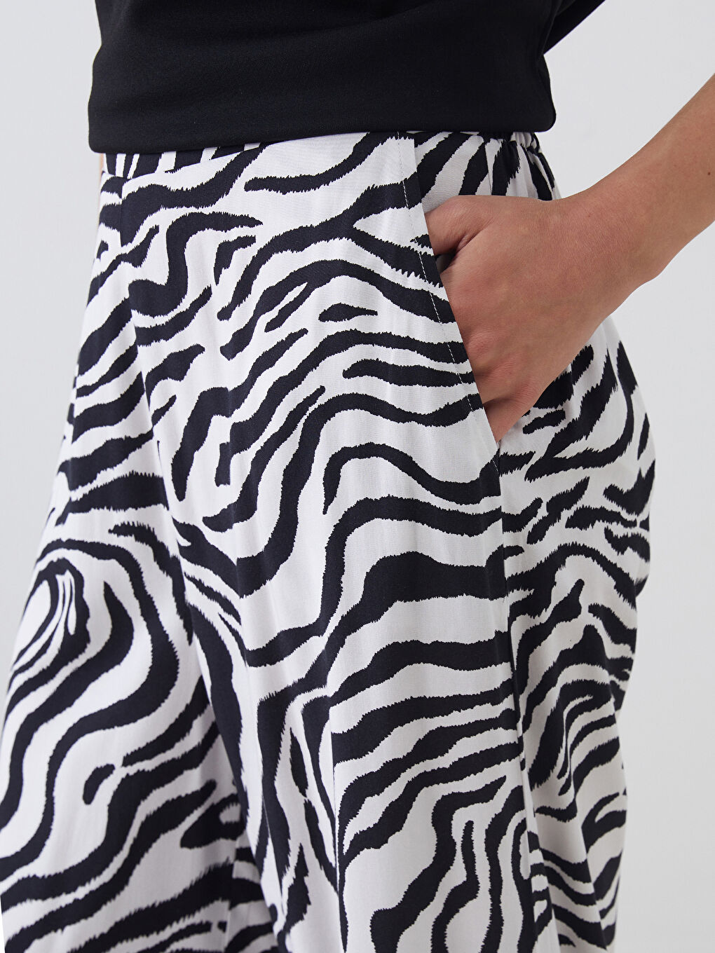 Elastic Waist Zebra Patterned Women's Capri-2