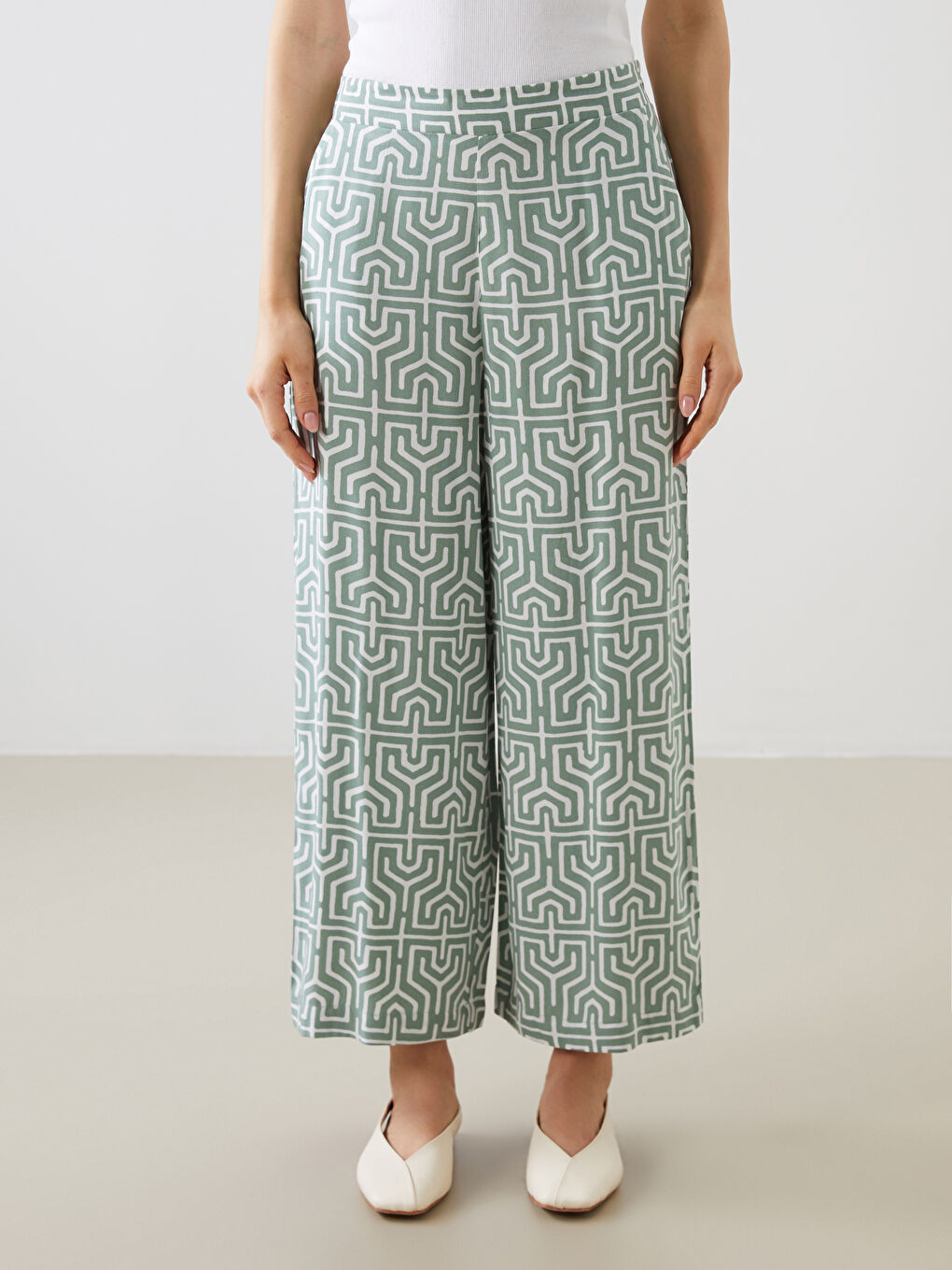 Patterned Women's Capri with Elastic Waist-1