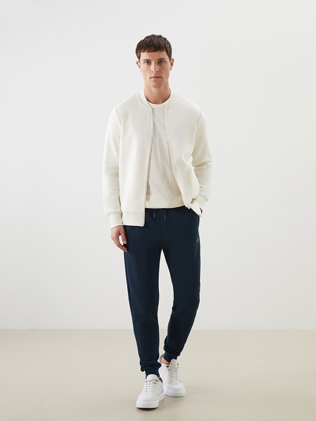 LCWAIKIKI Basic Ekru Kolej Yaka Uzun Kollu Erkek Fermuarlı Sweatshirt - 1