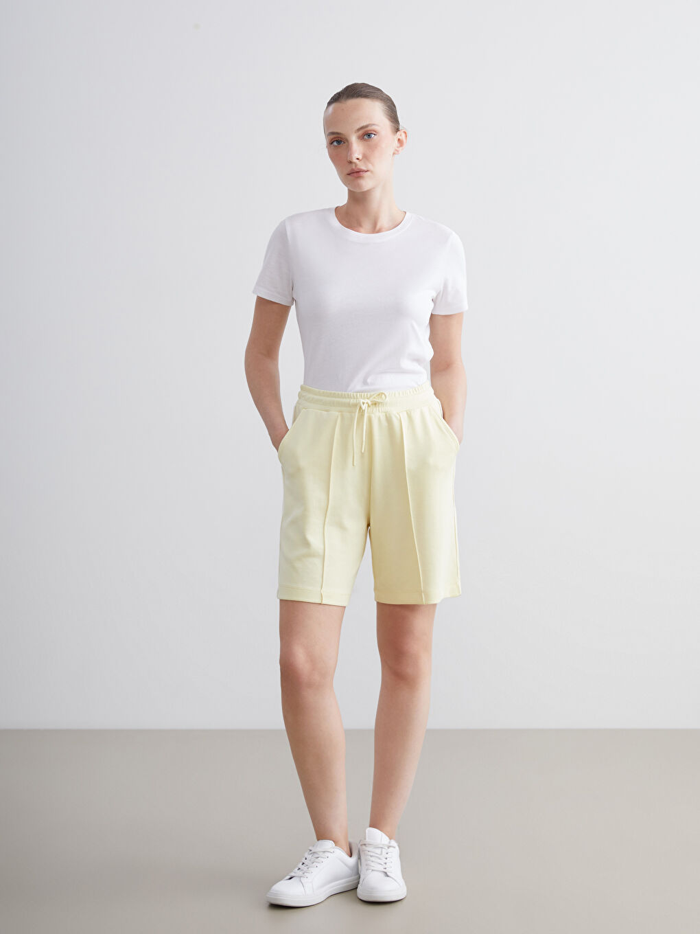 Sarı Beli Lastikli Kadın Şort