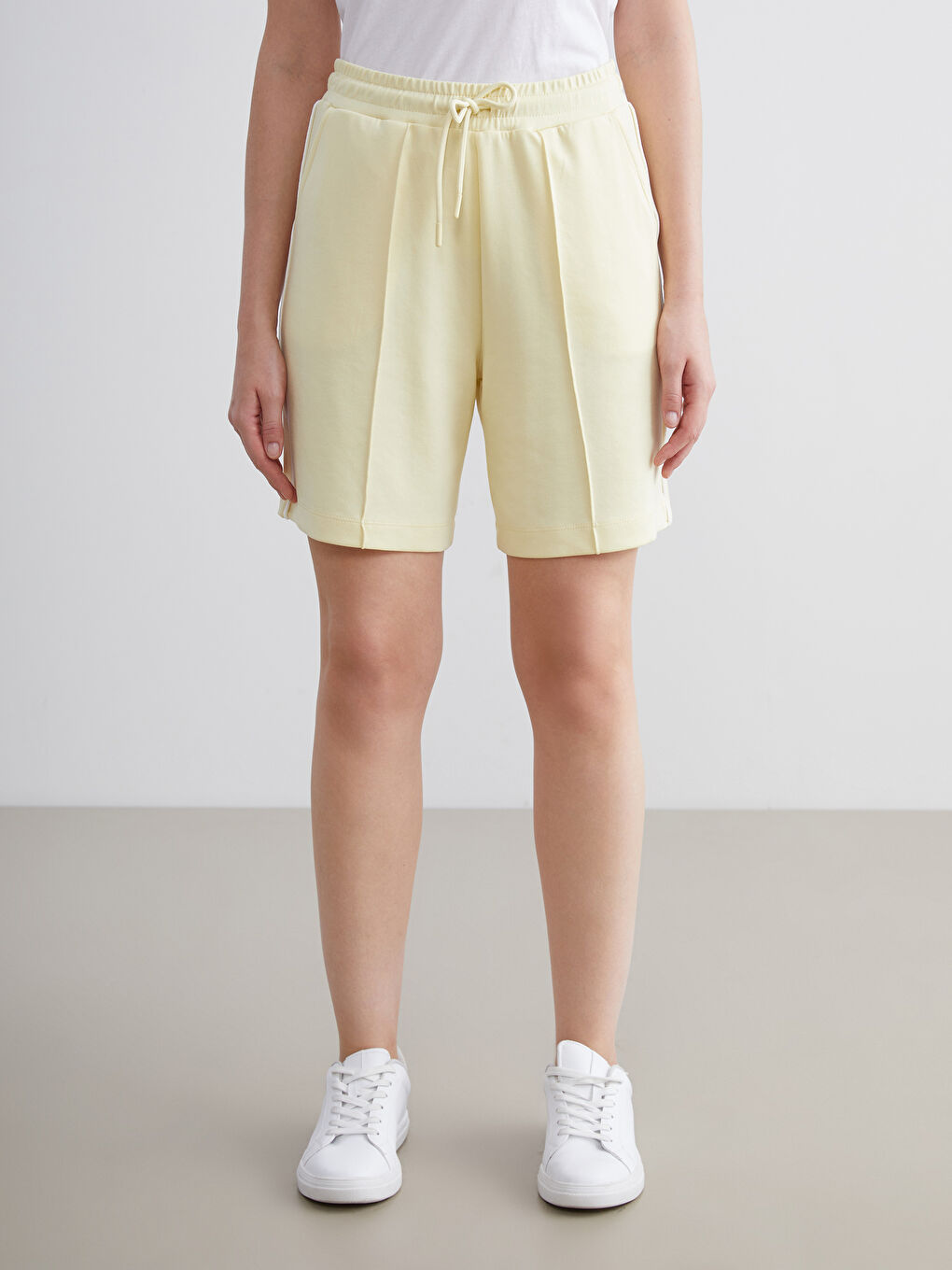 Sarı Beli Lastikli Kadın Şort-1