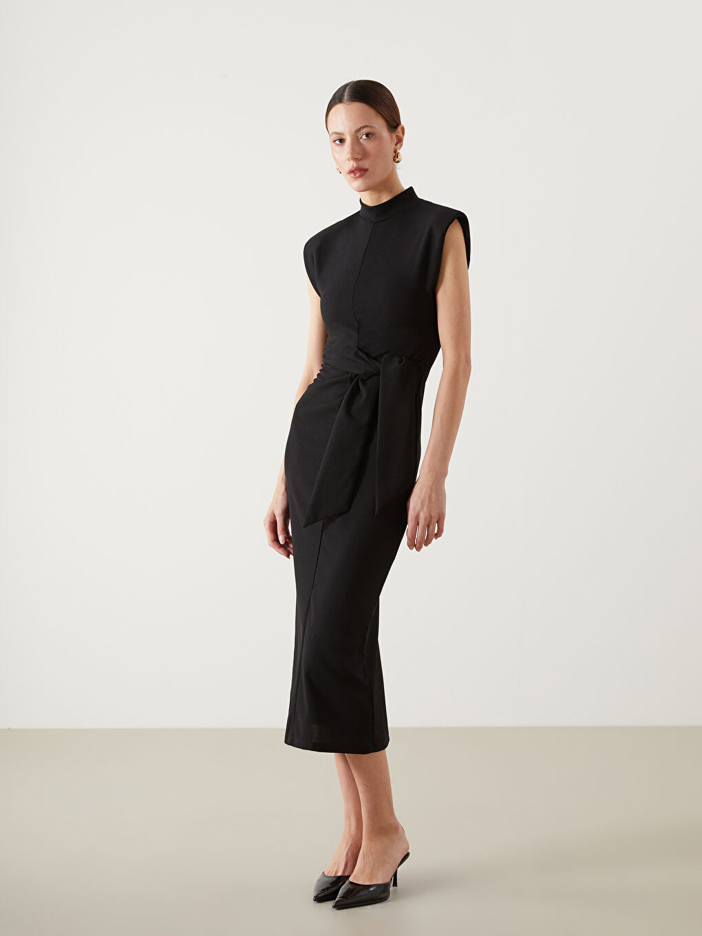 Siyah Dik Yaka Elbise