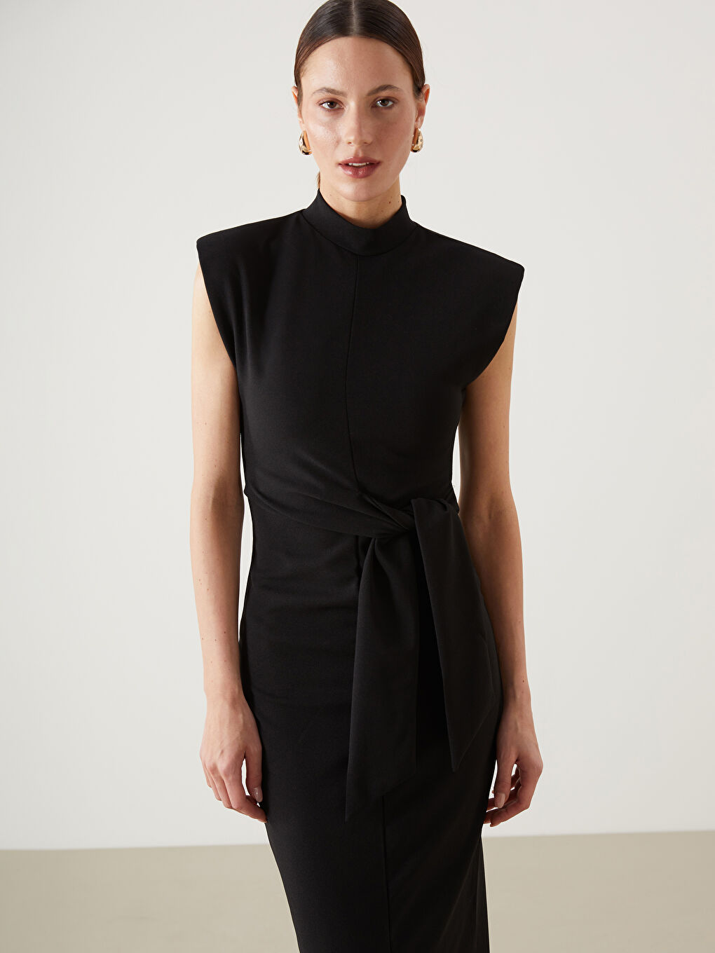 Siyah Dik Yaka Elbise-1