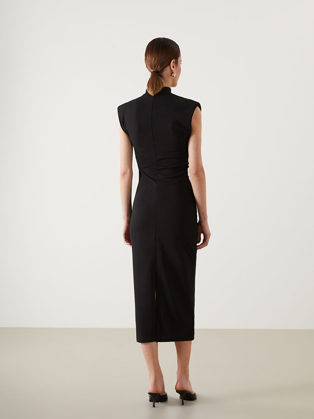 Siyah Dik Yaka Elbise-3