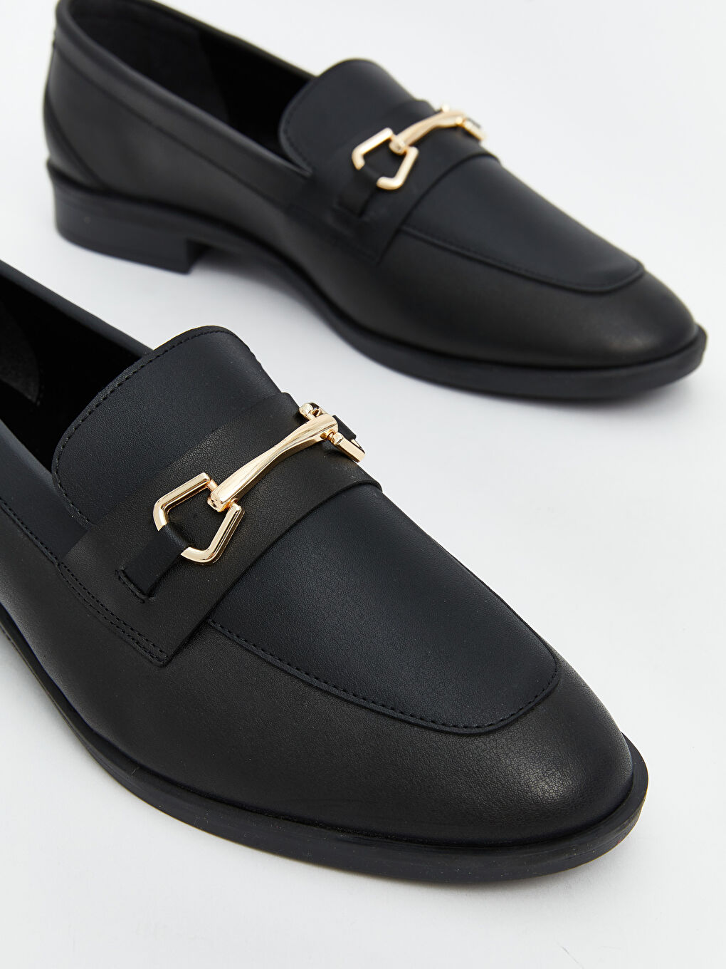 Siyah Deri Görünümlü Metal Aplike Detaylı Kadın Loafer Ayakkabı-2