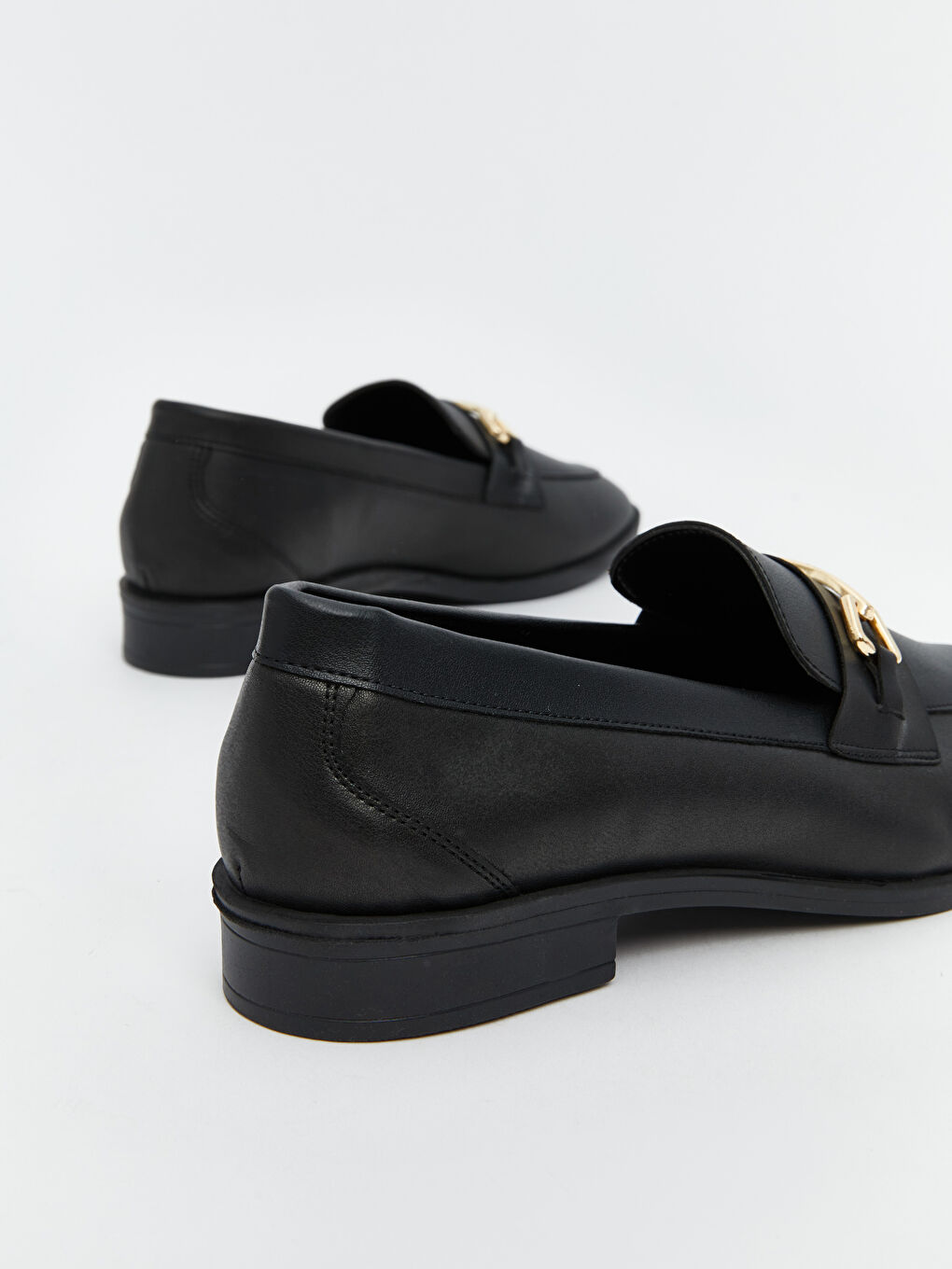 Siyah Deri Görünümlü Metal Aplike Detaylı Kadın Loafer Ayakkabı-3
