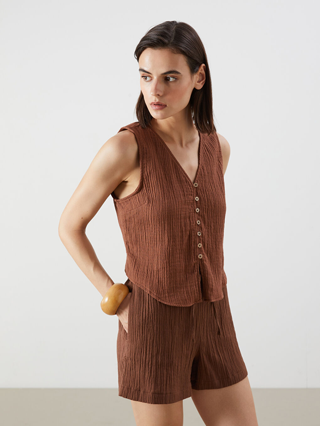 Kahverengi V Yaka Dokulu Müslin Bluz