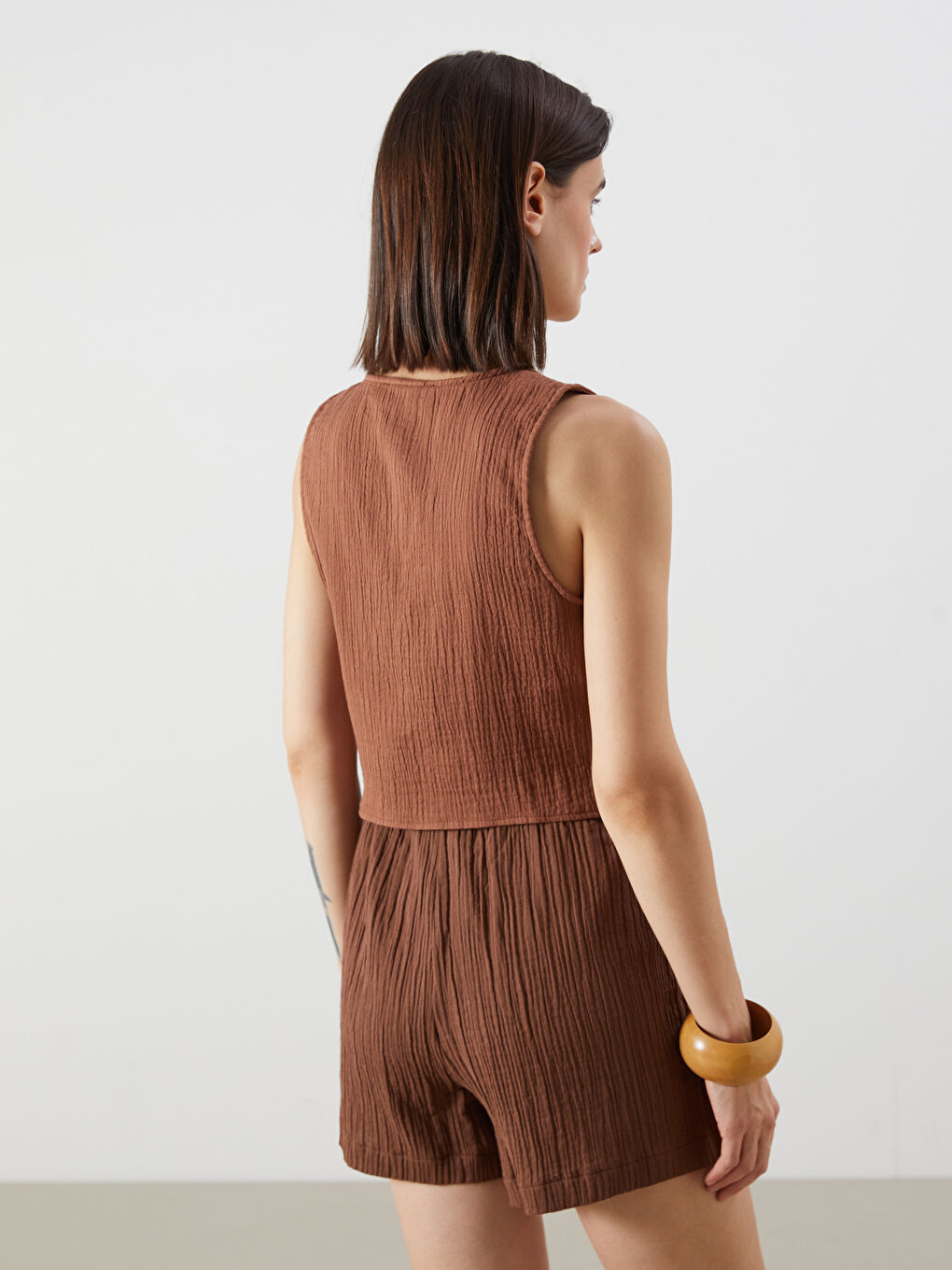 Kahverengi V Yaka Dokulu Müslin Bluz-3