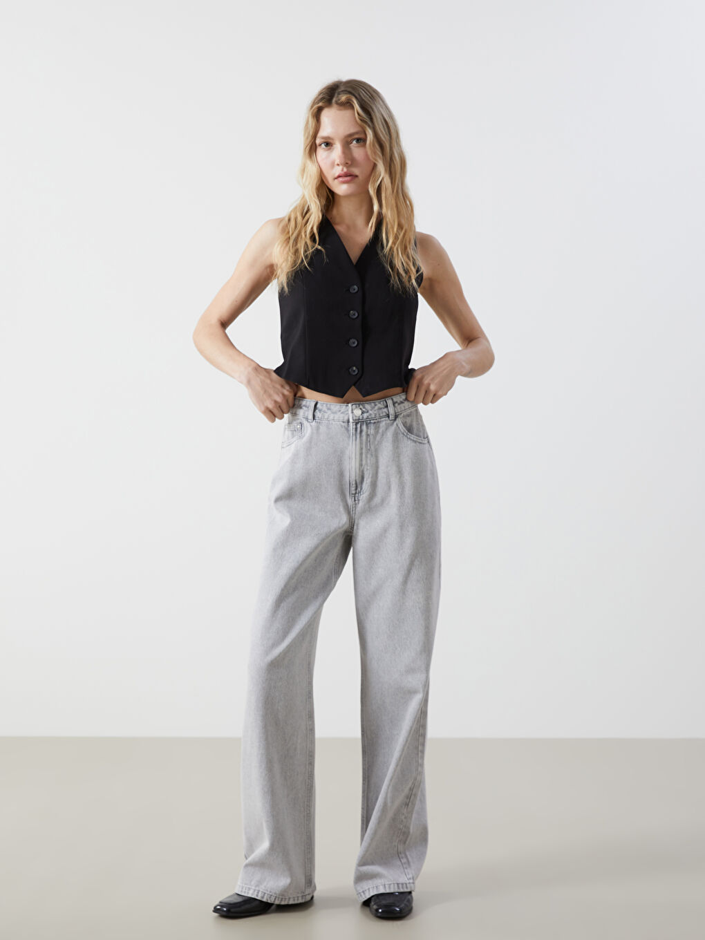 جينز واسع الساق عالي الخصر للسيدات