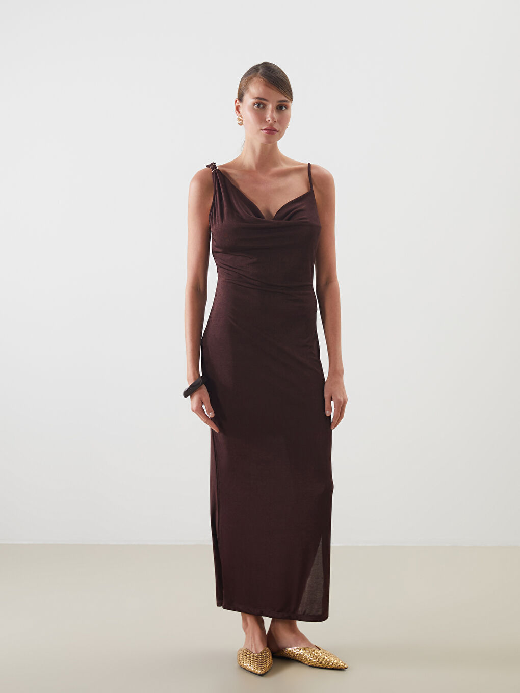 Платье с воротником-хомутом на бретелях с рюшами-1