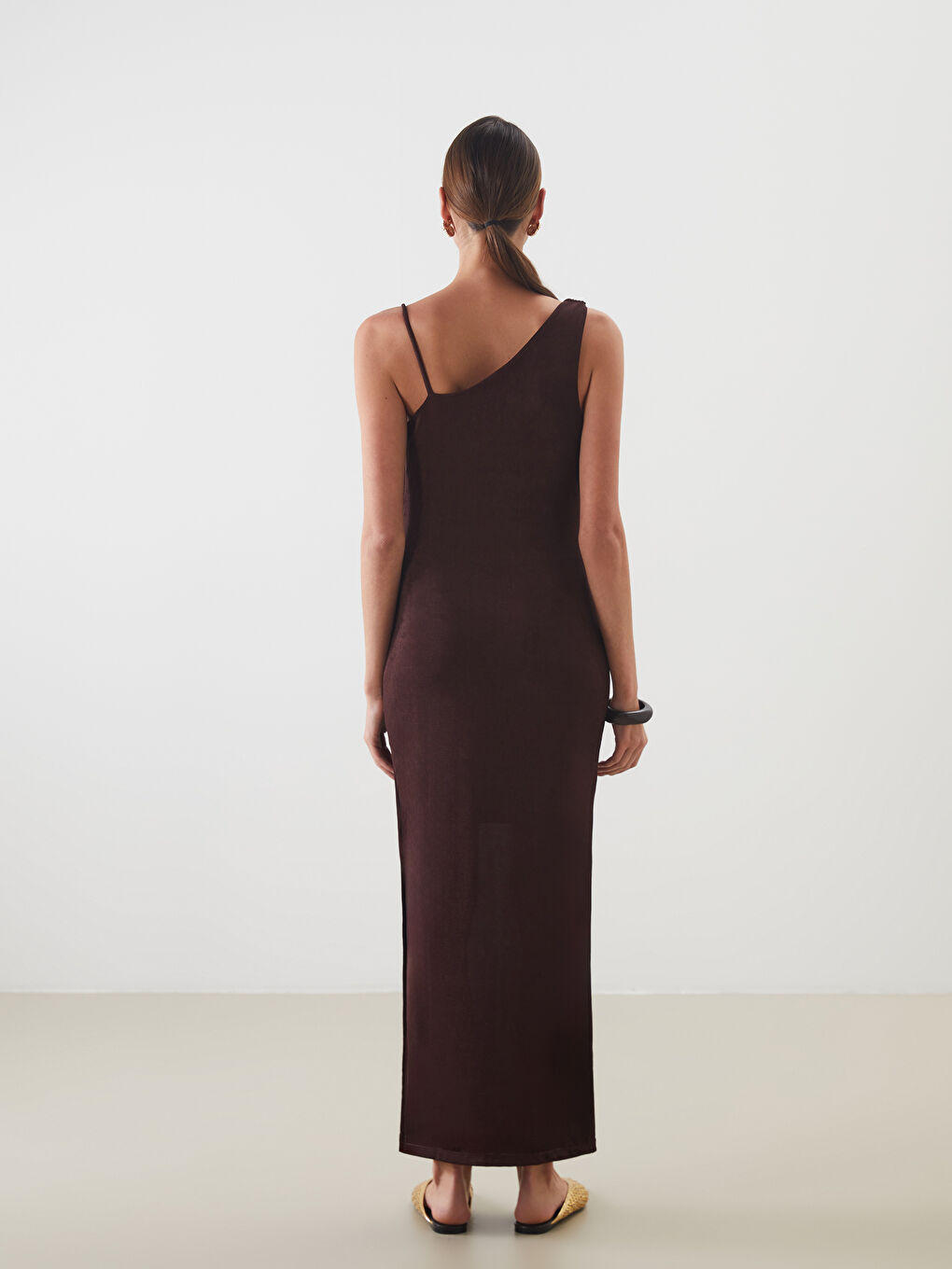 Платье с воротником-хомутом на бретелях с рюшами-3