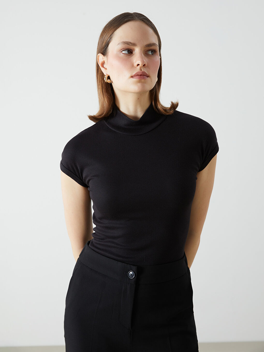 Siyah Dik Yaka Kadın Tişört