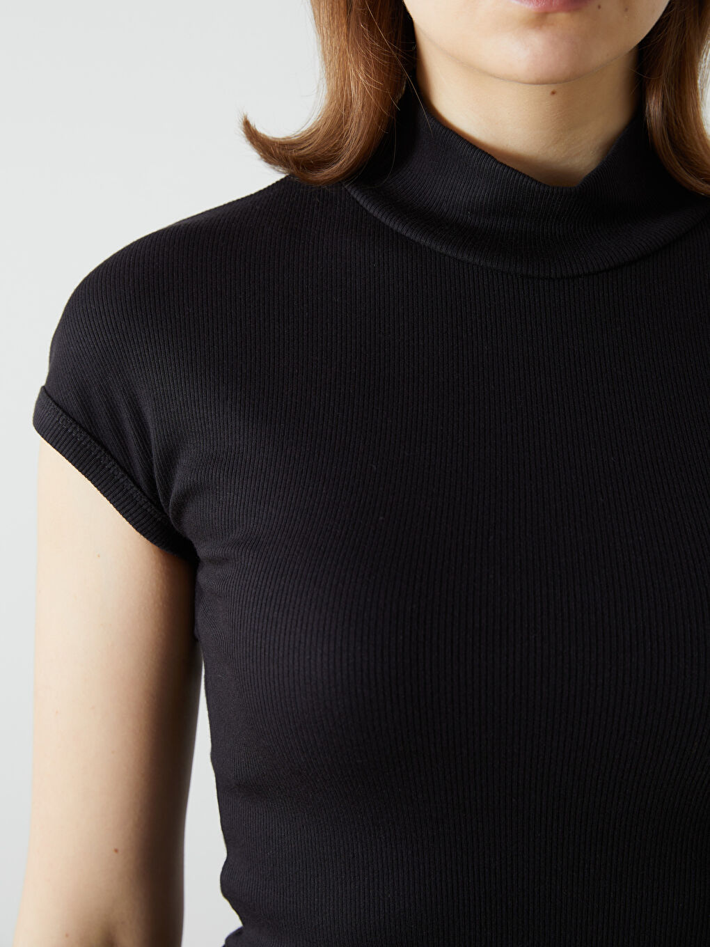 Siyah Dik Yaka Kadın Tişört-2
