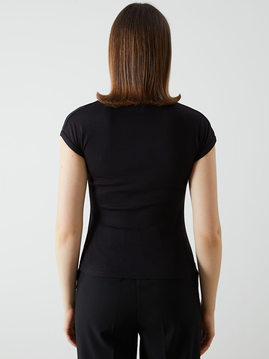 Siyah Dik Yaka Kadın Tişört-3