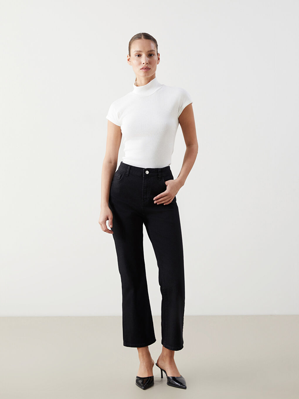 Ekru Dik Yaka Kadın Tişört-1