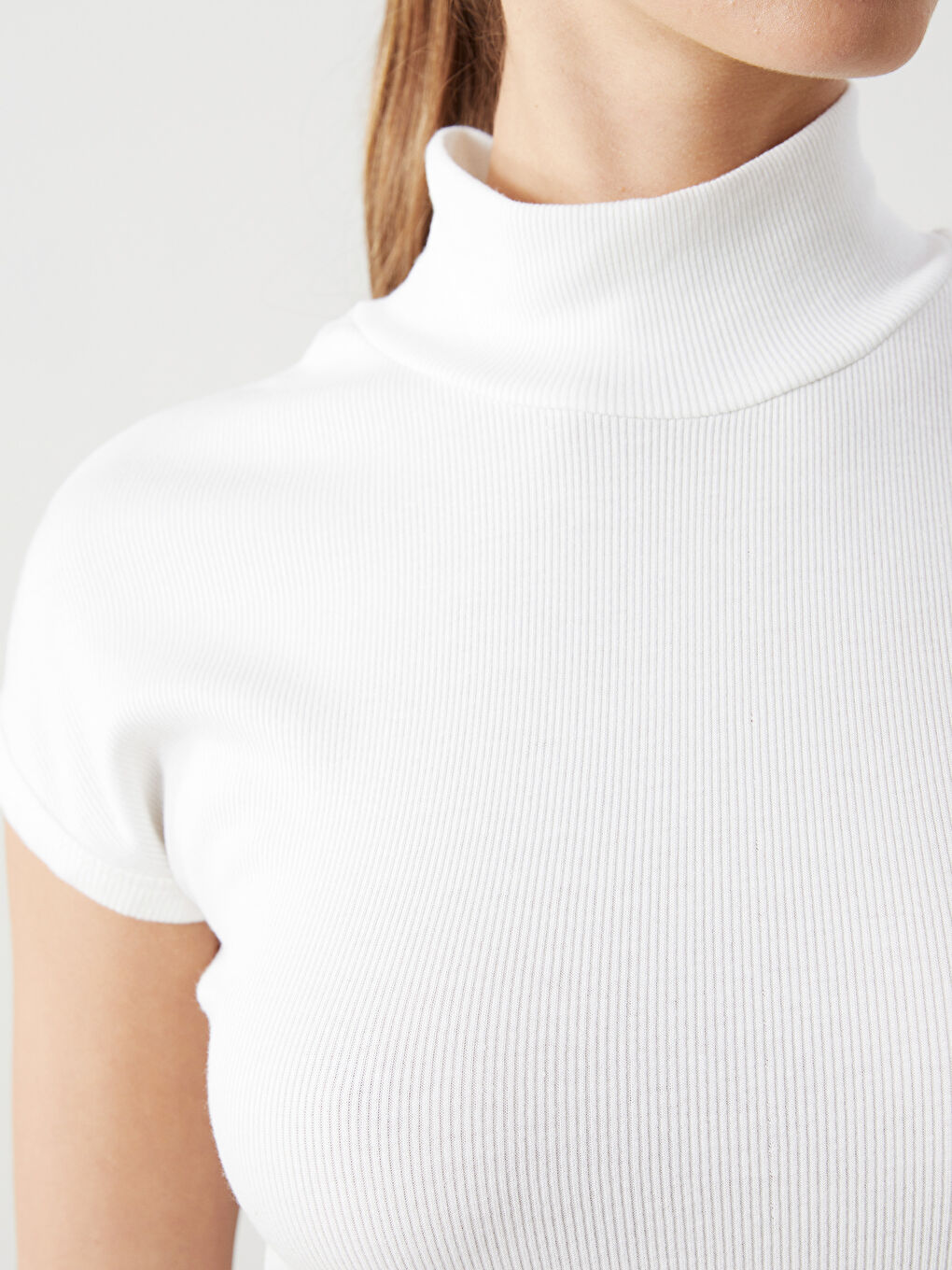 Ekru Dik Yaka Kadın Tişört-2