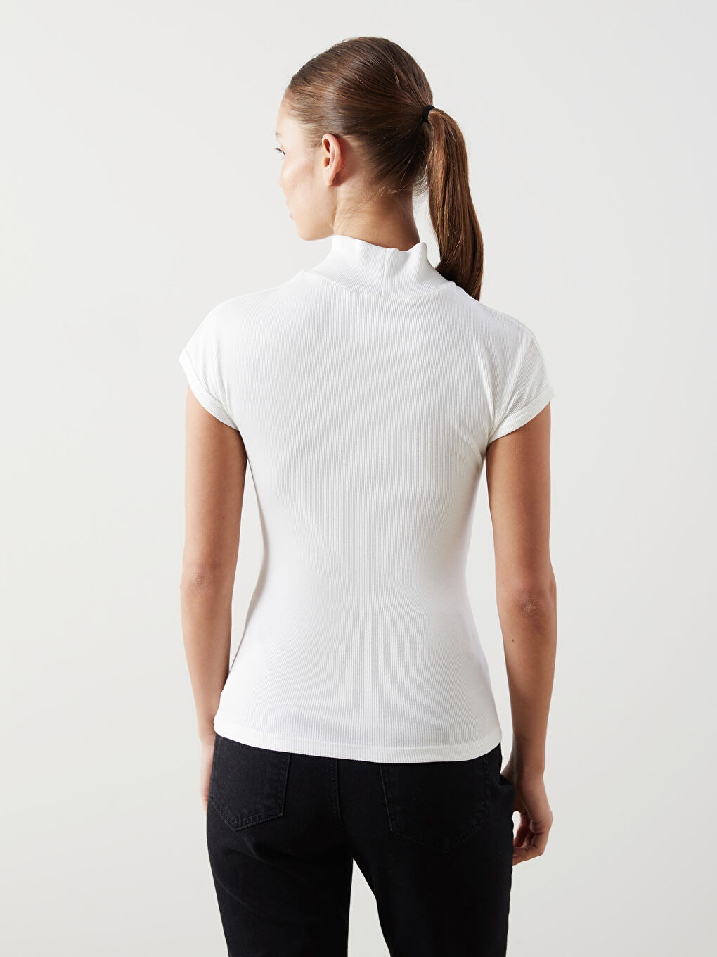 Ekru Dik Yaka Kadın Tişört-3