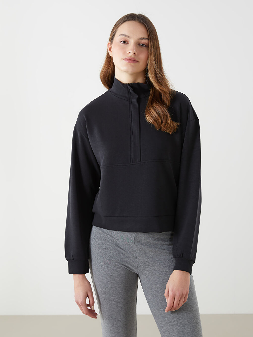 Siyah Dik Yaka Kadın Sweatshirt