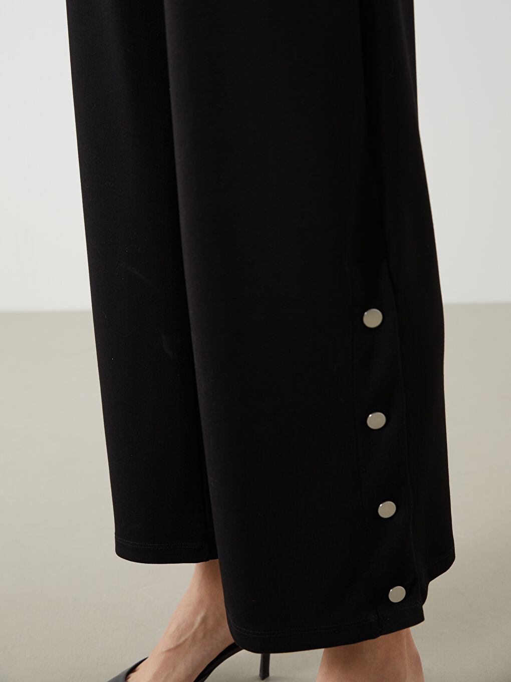 Siyah Beli Lastikli Geniş Paça Kadın Pantolon-2