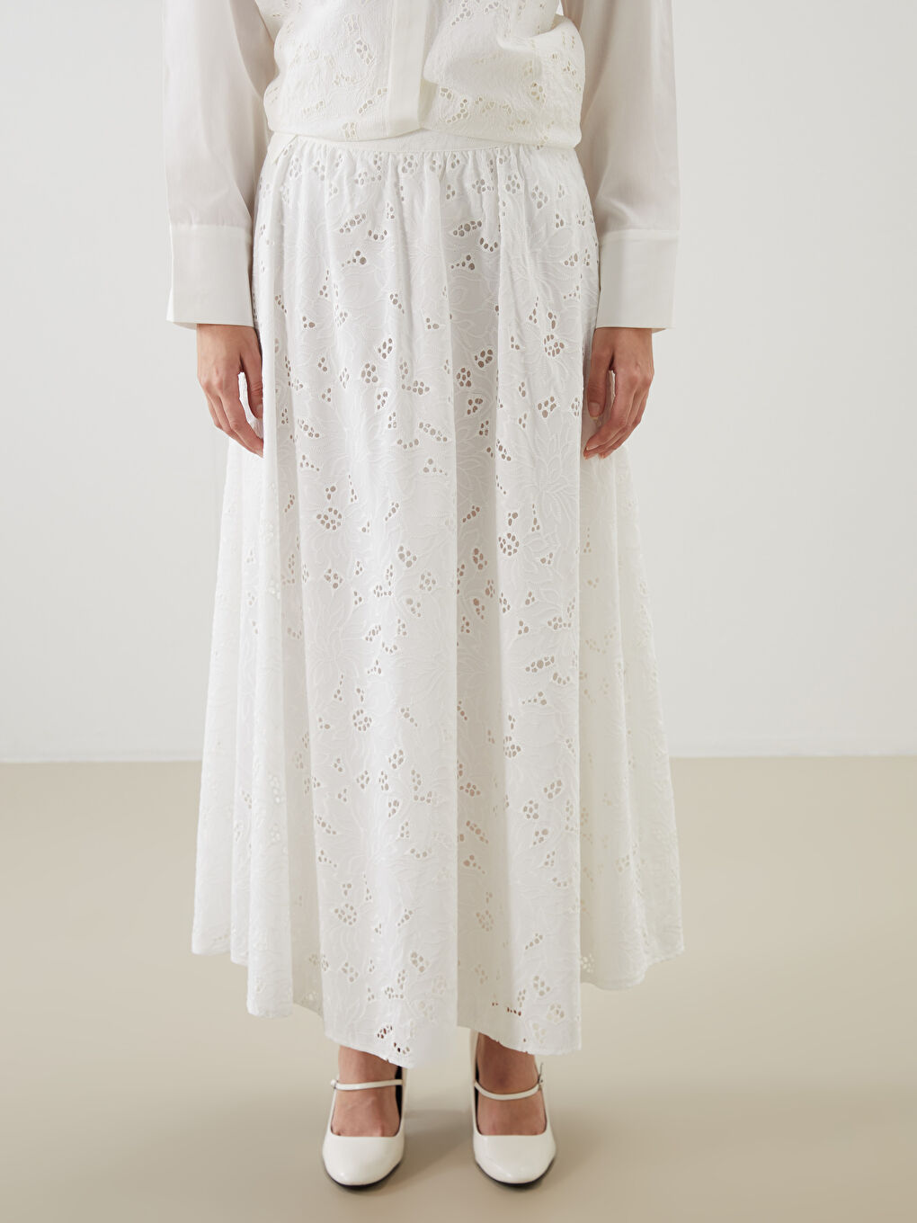 Beyaz Beli Lastikli Kendinden Desenli Brode Kloş Etek-1