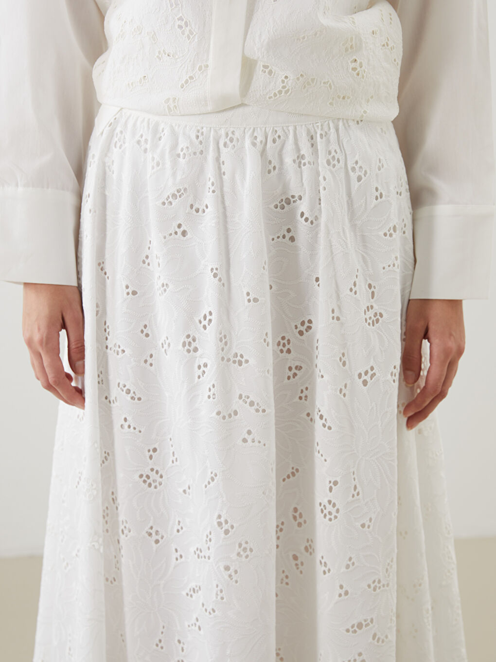 Beyaz Beli Lastikli Kendinden Desenli Brode Kloş Etek-2