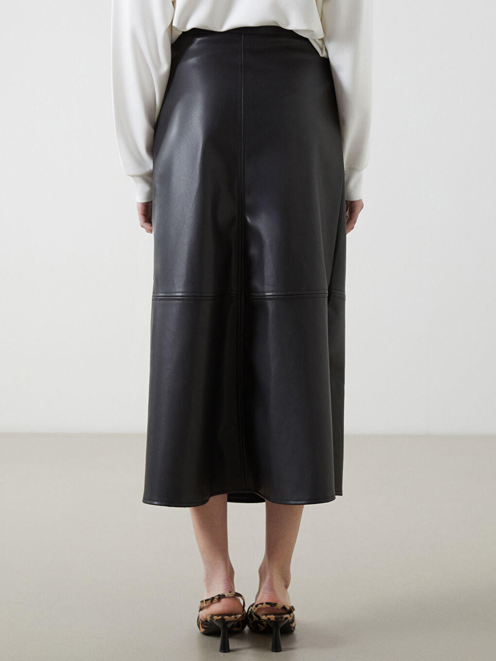 Siyah Beli Fermuarlı Deri Görünümlü Kadın Etek-3