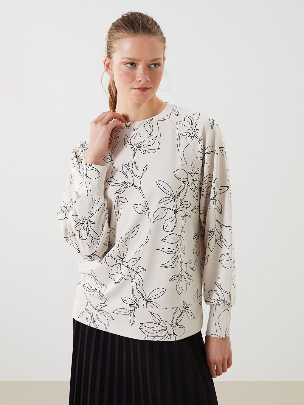 Bej Bisiklet Yaka Çiçekli Oversize Kadın Sweatshirt