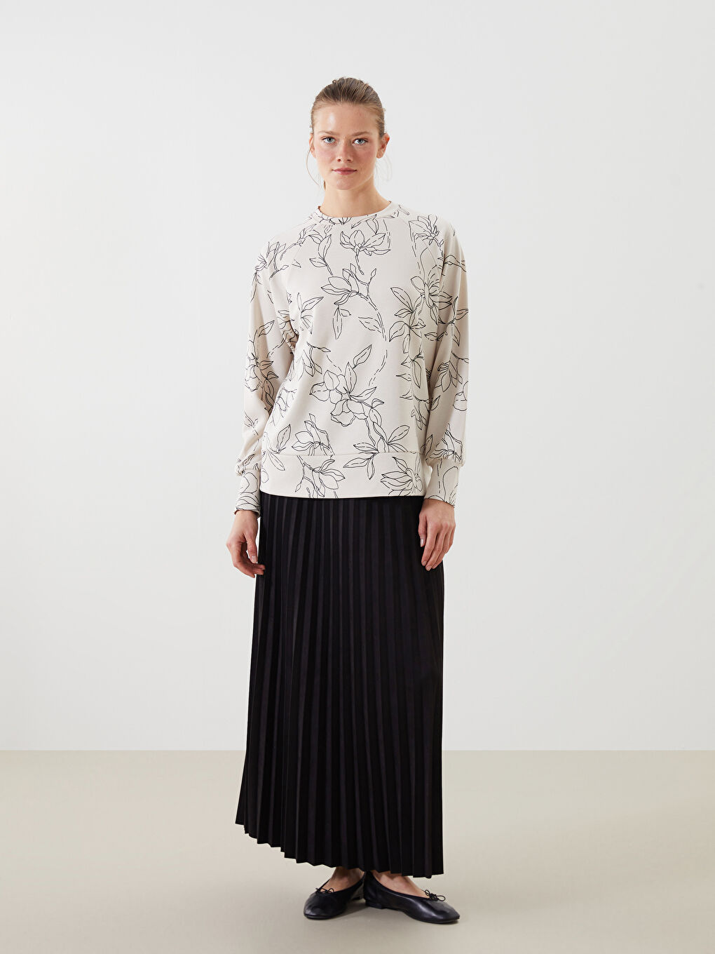 Bej Bisiklet Yaka Çiçekli Oversize Kadın Sweatshirt-1