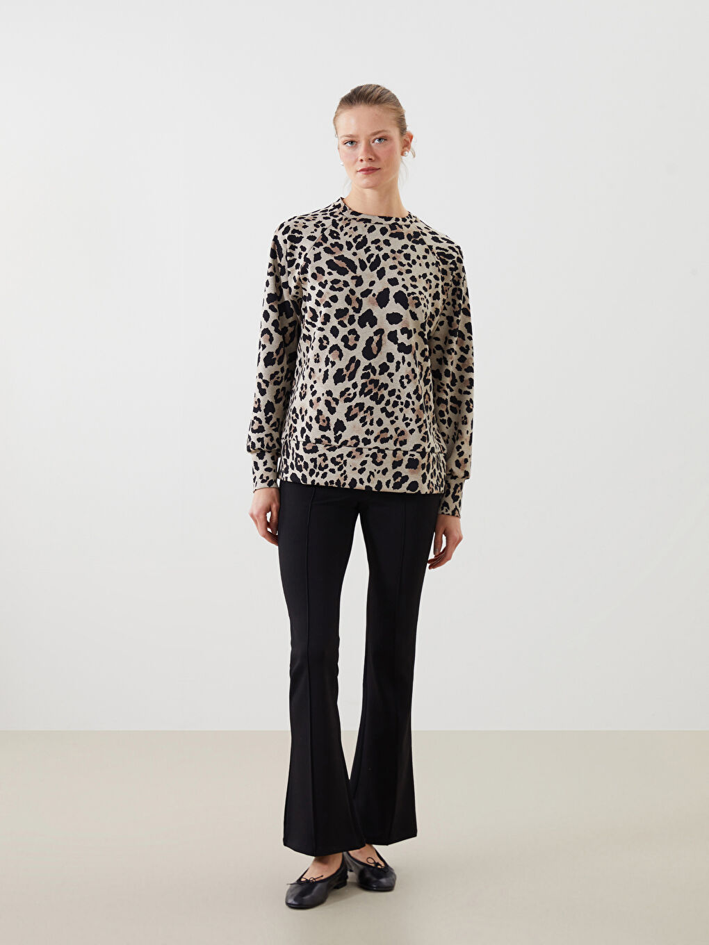 Bej Leopar Desenli Oversize Kadın Sweatshirt-1