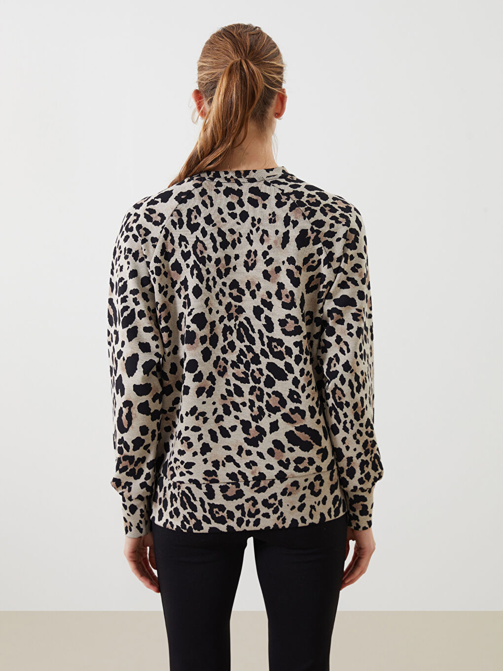 Bej Leopar Desenli Oversize Kadın Sweatshirt-3