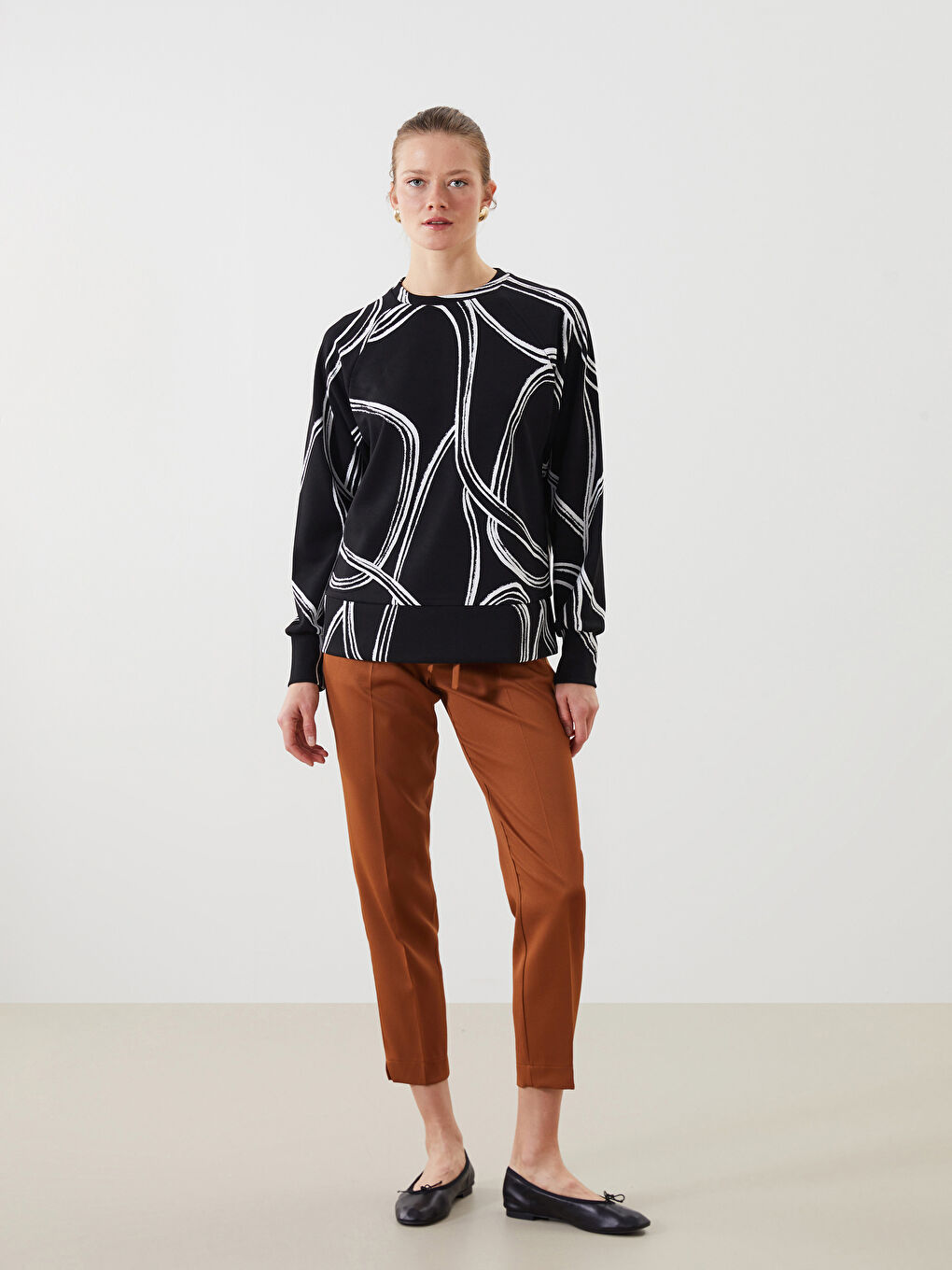 Siyah Bisiklet Yaka Desenli Oversize Kadın Sweatshirt-1