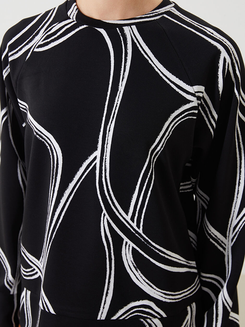 Siyah Bisiklet Yaka Desenli Oversize Kadın Sweatshirt-2