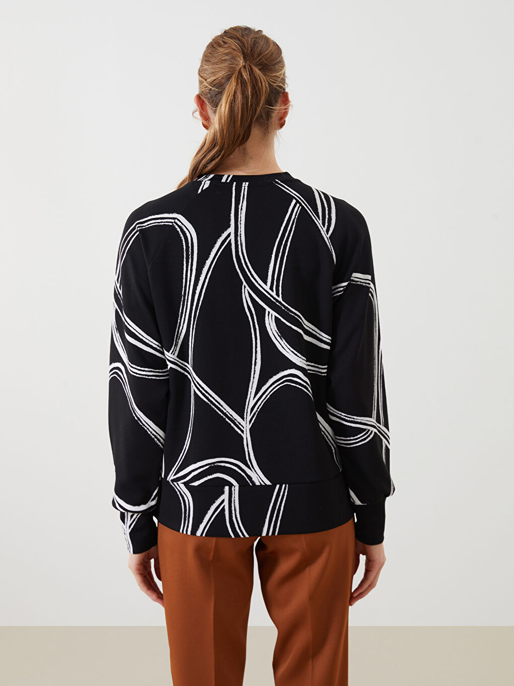 Siyah Bisiklet Yaka Desenli Oversize Kadın Sweatshirt-3
