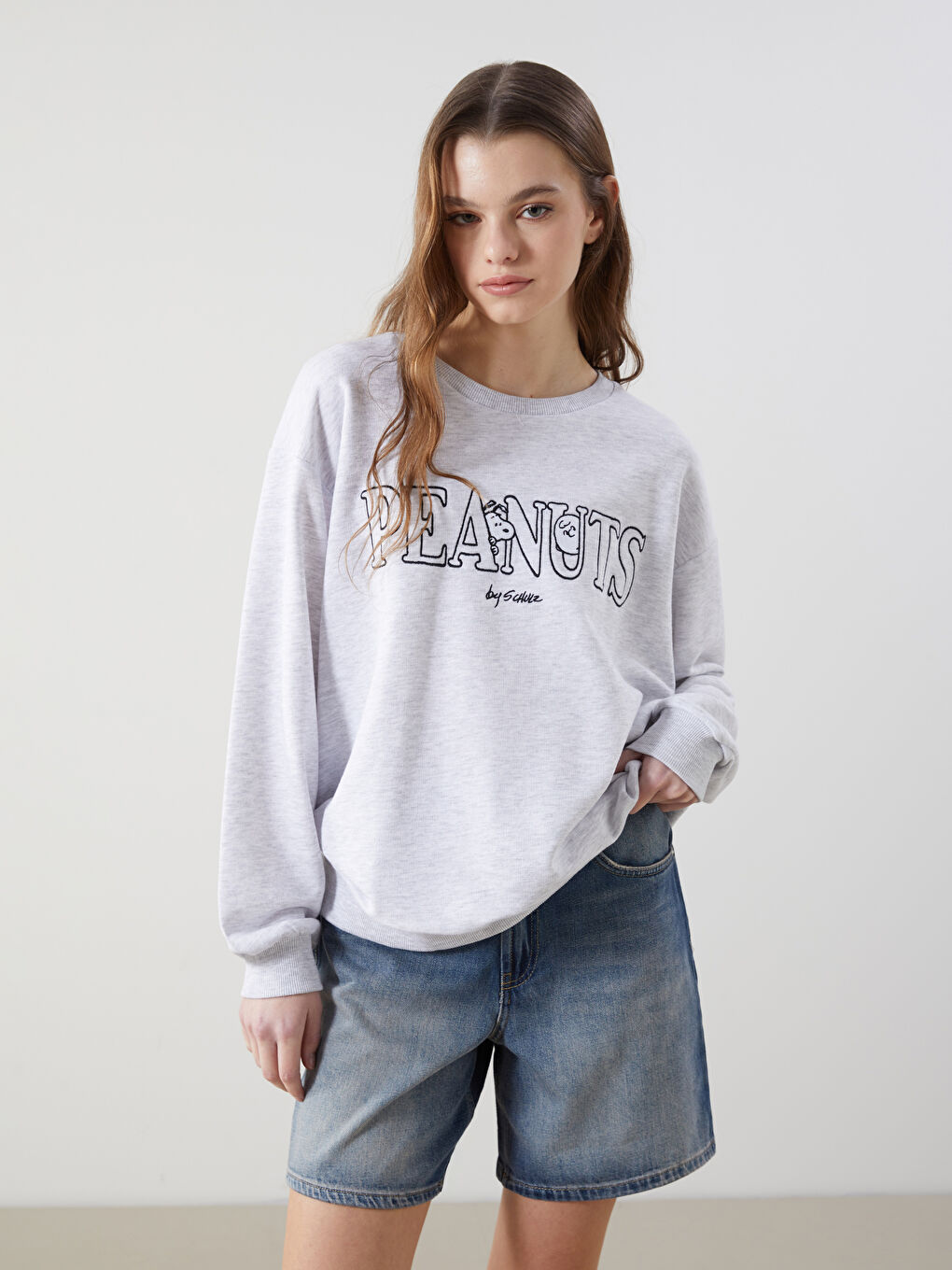 Gri Bisiklet Yaka Snoopy Baskılı Oversize Kadın Sweatshirt