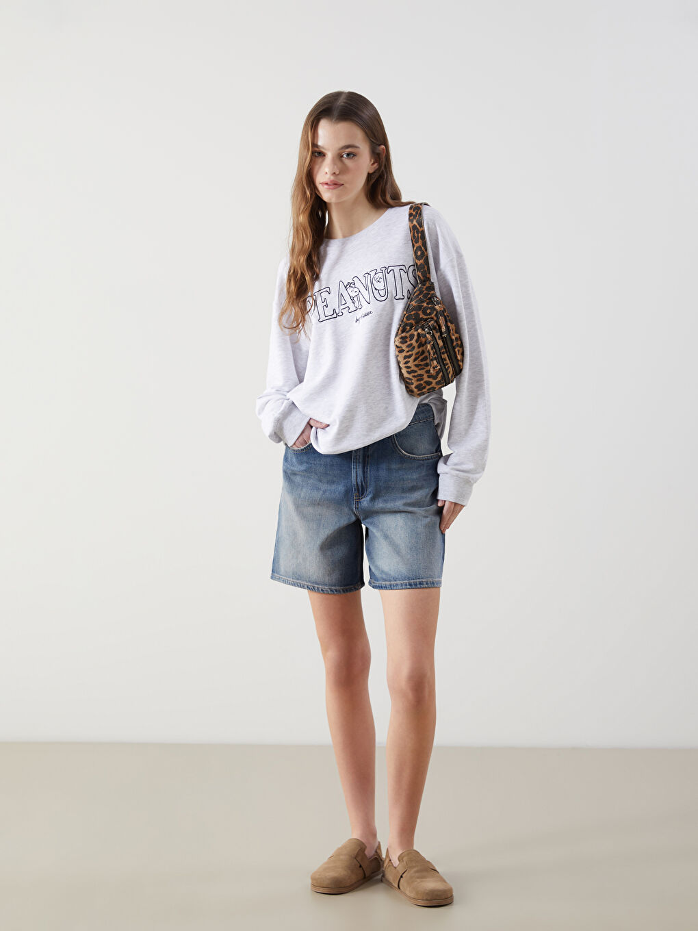 Gri Bisiklet Yaka Snoopy Baskılı Oversize Kadın Sweatshirt-1