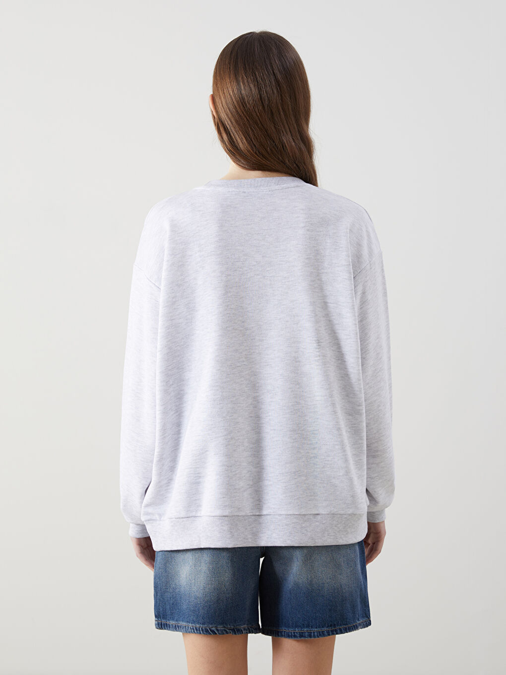 Gri Bisiklet Yaka Snoopy Baskılı Oversize Kadın Sweatshirt-3