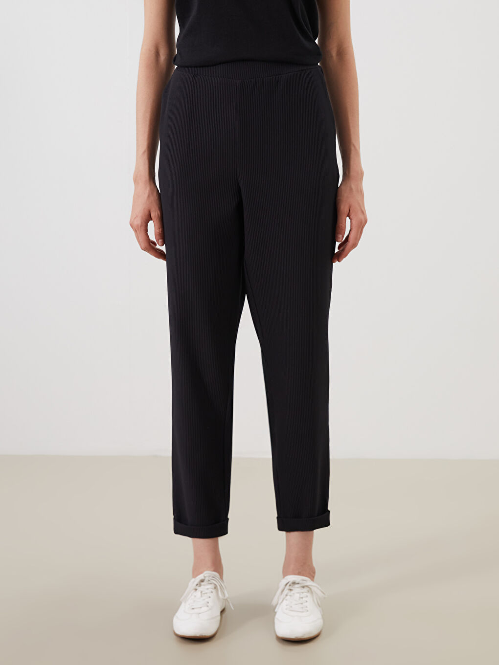 Siyah Beli Lastikli Dokulu Havuç Kesim Kadın Pantolon-1