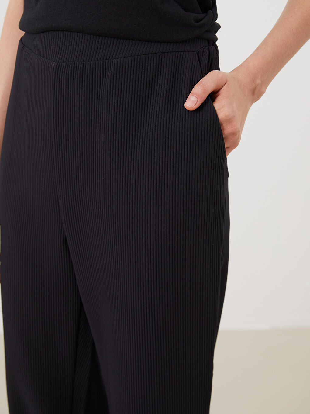 Siyah Beli Lastikli Dokulu Havuç Kesim Kadın Pantolon-2