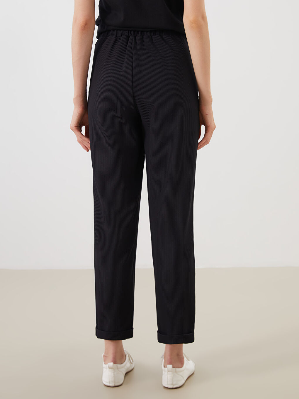 Siyah Beli Lastikli Dokulu Havuç Kesim Kadın Pantolon-3