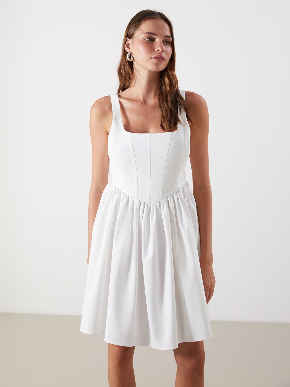 Beyaz Kare Yaka Askılı Poplin Mini Elbise-1