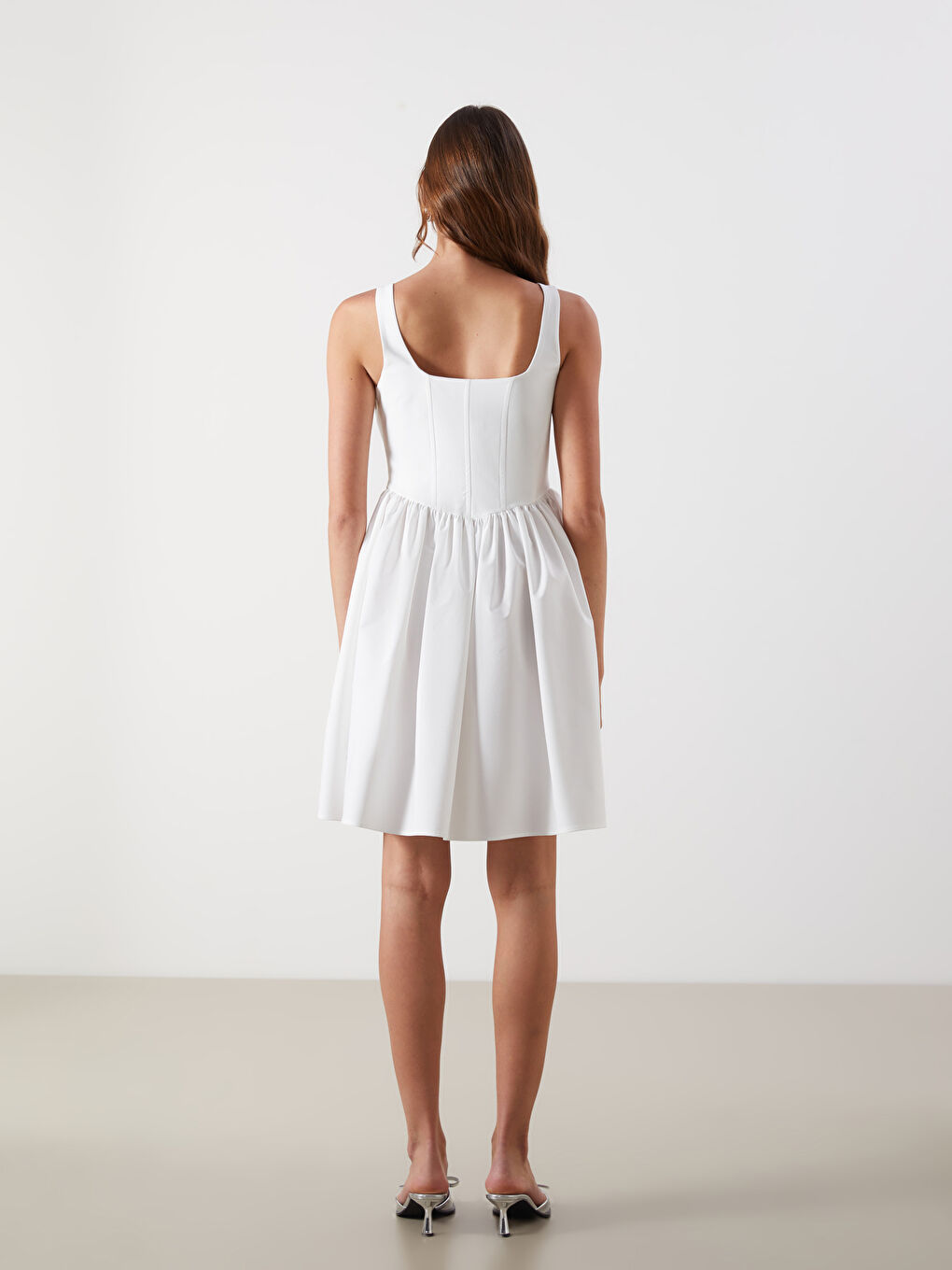 Beyaz Kare Yaka Askılı Poplin Mini Elbise-3