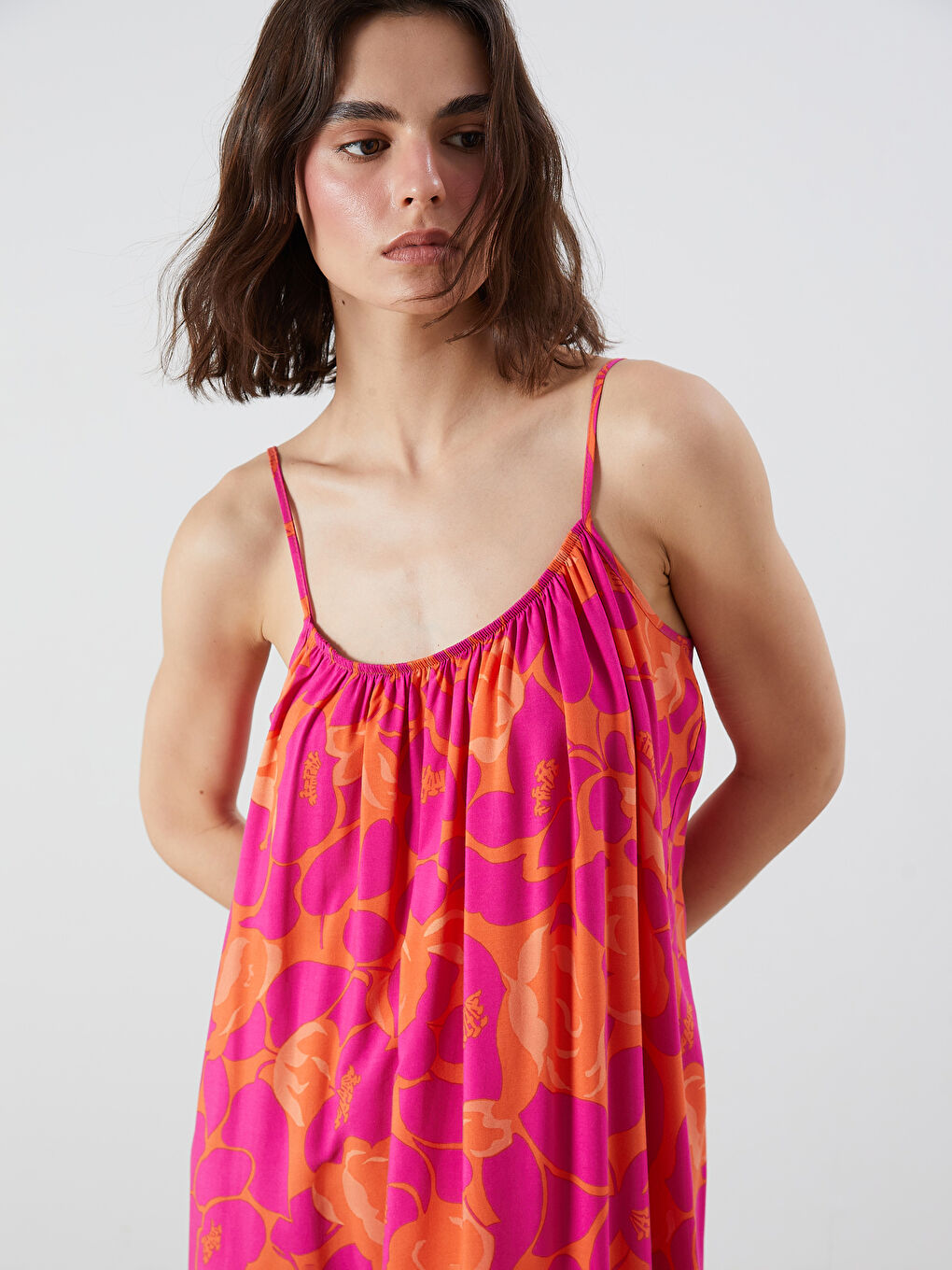 Pembe U Yaka Çiçekli Askılı Büzgülü A Kesim Elbise-1