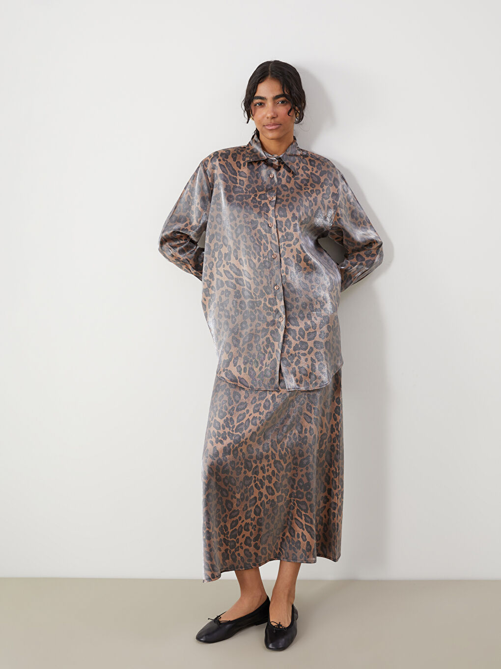 Kahverengi Leopar Desenli Oversize Saten Kadın Gömlek Tunik-1