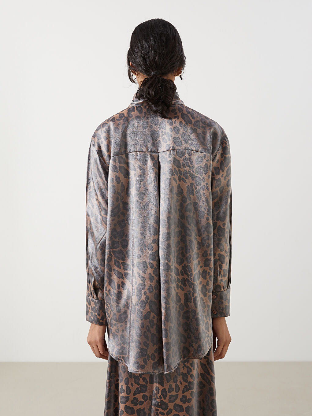 Kahverengi Leopar Desenli Oversize Saten Kadın Gömlek Tunik-3
